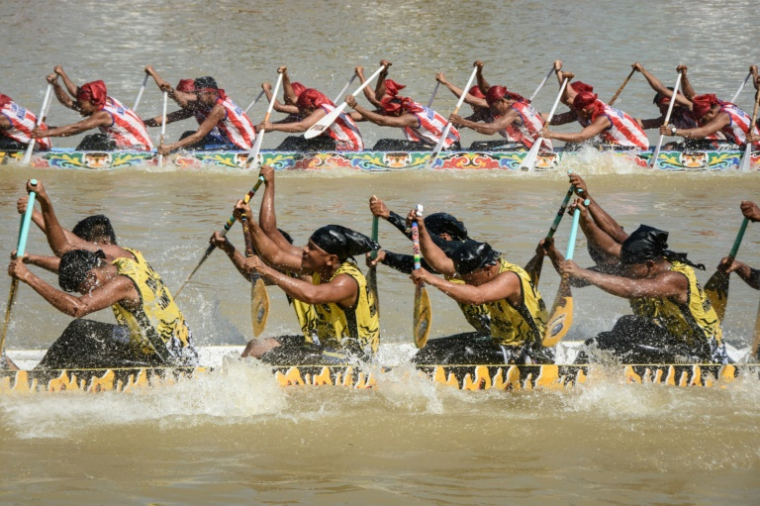 Course nautique traditionnelle sur la rivière Kuantan, dans la province indonésienne de Riau, sur l'île de Sumatra, le 22 août 2025 ( AFP / Wahyudi )
