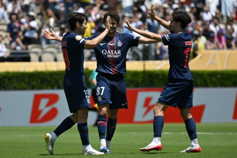 Le milieu de terrain sud-coréen du PSG Lee Kang-in (g) célèbre son but contre l'Atletico Madrid avec ses coéquipiers en Coupe du monde des clubs, le 15 juin 2025 au Rose Bowl de Pasadena ( AFP / Patrick T. Fallon )