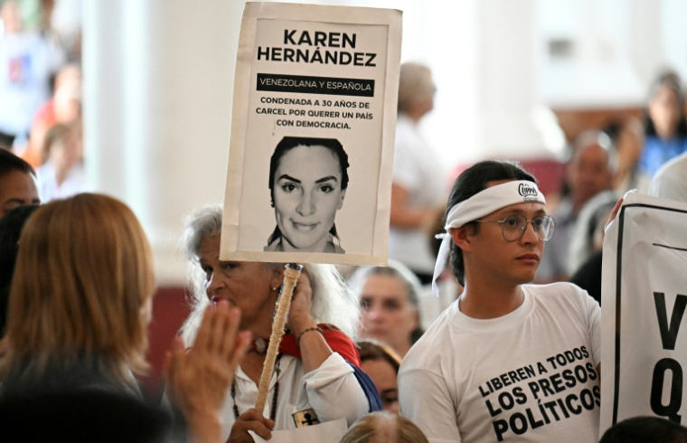 Des proches de prisonniers politiques assistent à une messe en l'honneur du prisonnier politique décédé Victor Quero Navas, à Caracas, le 15 mai 2026, au Venezuela ( AFP / Juan BARRETO )