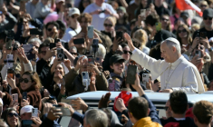 Le pape Léon XIV salue la foule lors de l'audience générale hebdomadaire sur la place Saint-Pierre au Vatican, le 8 avril 2026. ( AFP / Tiziana FABI )