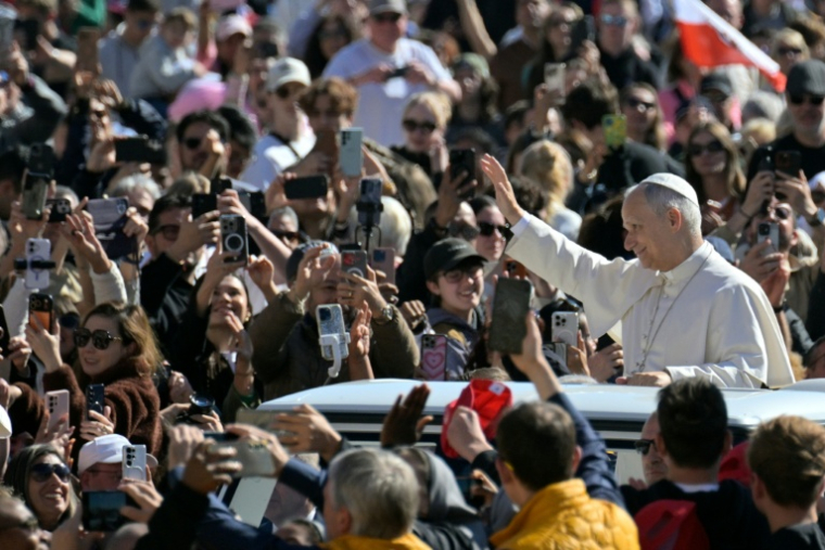 Le pape Léon XIV salue la foule lors de l'audience générale hebdomadaire sur la place Saint-Pierre au Vatican, le 8 avril 2026. ( AFP / Tiziana FABI )