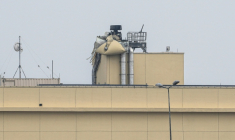 Photo montrant des dégâts occasionnés par une attaque de drone contre l'ambassade américaine à Bagdad, le 14 mars 2026  ( AFP / Murtadha RIDHA )