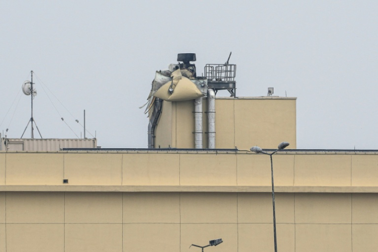 Photo montrant des dégâts occasionnés par une attaque de drone contre l'ambassade américaine à Bagdad, le 14 mars 2026  ( AFP / Murtadha RIDHA )