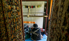 Des artisanes du Cachemire tissent des tapis en soie dans une usine à Srinagar, le 6 mai 2026 ( AFP / Tauseef MUSTAFA )