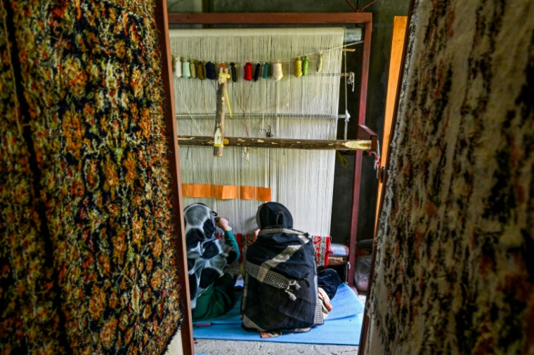 Des artisanes du Cachemire tissent des tapis en soie dans une usine à Srinagar, le 6 mai 2026 ( AFP / Tauseef MUSTAFA )