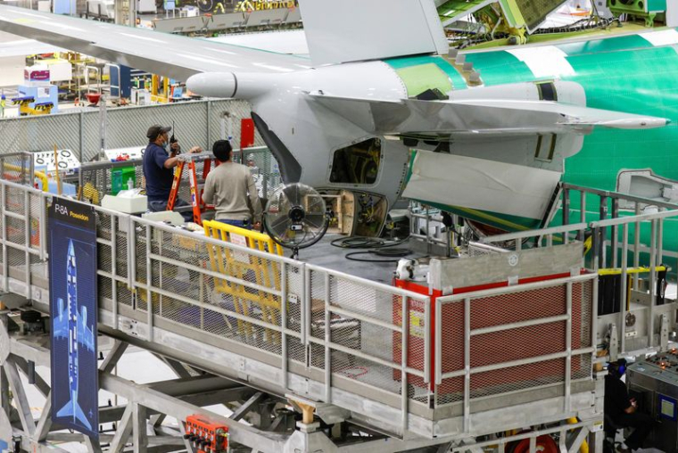 Photo d'archives d'employés dans une usine d'avions à Renton, Washington, États-Unis