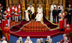 Le roi Charles III et la reine Camilla sont assis dans la salle de la Chambre des lords, au Parlement, à Londres, le 7 novembre 2023 ( POOL / Kirsty Wigglesworth )