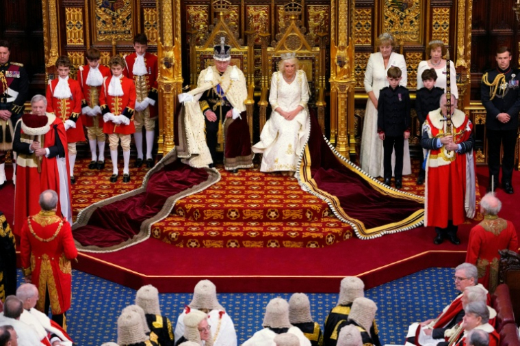 Le roi Charles III et la reine Camilla sont assis dans la salle de la Chambre des lords, au Parlement, à Londres, le 7 novembre 2023 ( POOL / Kirsty Wigglesworth )