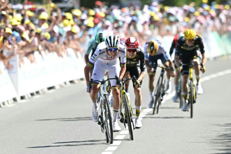Tadej Pogacar s'impose à nouveau dans le Tour de France, à l'issue de la 7e étape, à Mûr-de-Bretagne, le 11 juillet 2025 ( AFP / Loic VENANCE )