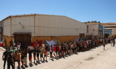 Afflux massif de migrants entrant à pied et par la mer depuis le Maroc sur le territoire espagnol, à Ceuta