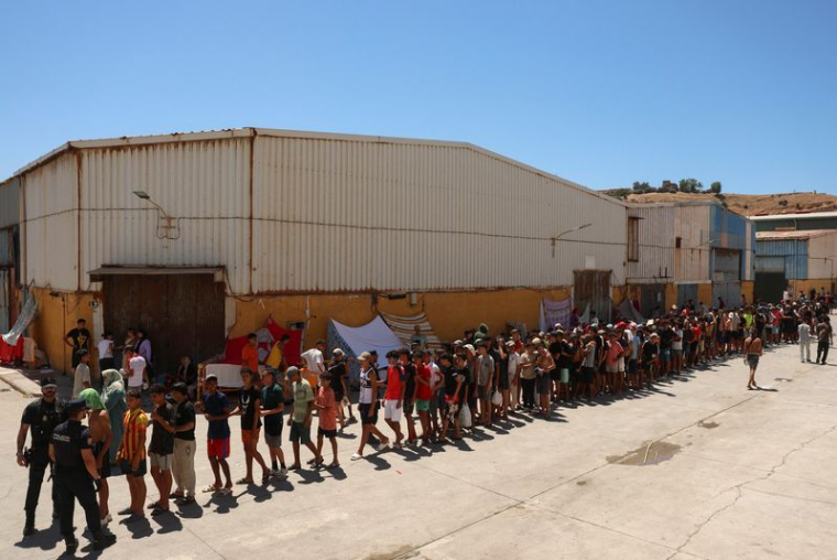 Afflux massif de migrants entrant à pied et par la mer depuis le Maroc sur le territoire espagnol, à Ceuta
