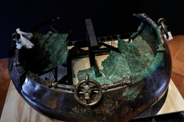 Un des objets retrouvés dans la tombe d'un prince celte à Lavau et présentés au musée d'art moderne de Troyes, le 22 janvier 2026 ( AFP / STEPHANE DE SAKUTIN )