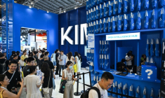Des visiteurs sur le stand de la start-up chinoise Moonshot AI qui a lancé le nouveau modèle d'intelligence artificielle (IA) Kimi K3, le 18 juillet 2026 à Shanghaï  ( AFP / HECTOR RETAMAL )