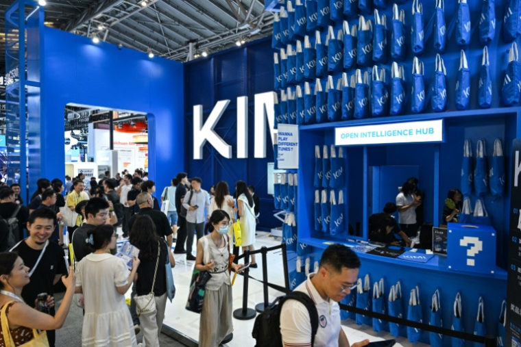 Des visiteurs sur le stand de la start-up chinoise Moonshot AI qui a lancé le nouveau modèle d'intelligence artificielle (IA) Kimi K3, le 18 juillet 2026 à Shanghaï  ( AFP / HECTOR RETAMAL )