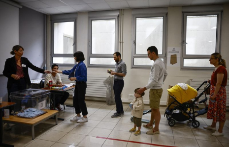 Les Parisiens font la queue pour voter au deuxième tour des élections législatives françaises
