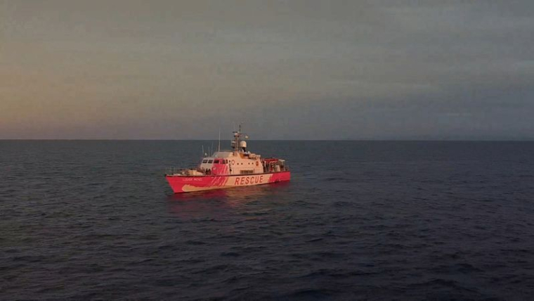 MIGRANTS: LE NAVIRE DE BANKSY RÉCLAME UNE AIDE D'URGENCE