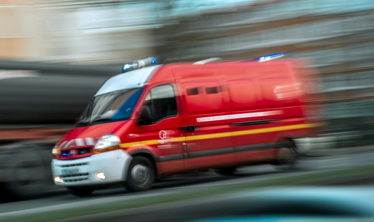 Le dernier wagon d'un petit train touristique s'est renversé jeudi 31 juillet sur la route des Sanguinaires à Ajaccio, faisant 18 blessés dont quatre graves parmi lesquels deux enfants ( AFP / PHILIPPE HUGUEN )