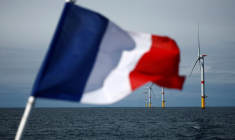 Un drapeau français devant les éoliennes du parc éolien offshore de Saint-Nazaire