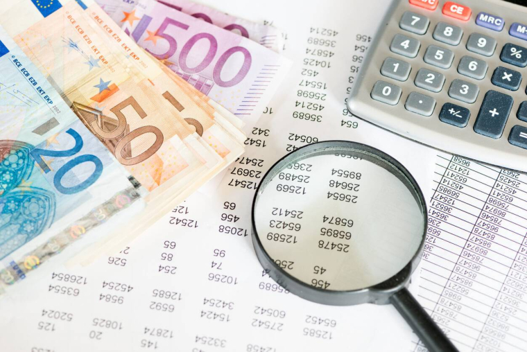 Propriétaires : quelles solutions pour vérifier les justificatifs de revenus d’un futur locataire ? / iStock.com - Gitanna