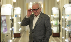Le chef cuisinier Alain Ducasse est à la tête du réseau d'hôtels et restaurants Teritoria. Il pose sur cette photo dans la cuisine de son palace "Hotel de Paris" à Monaco, le 23 mars 2023.  ( AFP / VALERY HACHE )