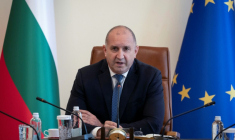 Le Premier ministre bulgare Roumen Radev lors d'une réunion d'urgence après que deux navires commerciaux ont été frappés par des drones dans la zone économique exclusive de la Bulgarie en mer Noire, le 6 octobre 2026 à Sofia ( AFP / Nikolay DOYCHINOV )
