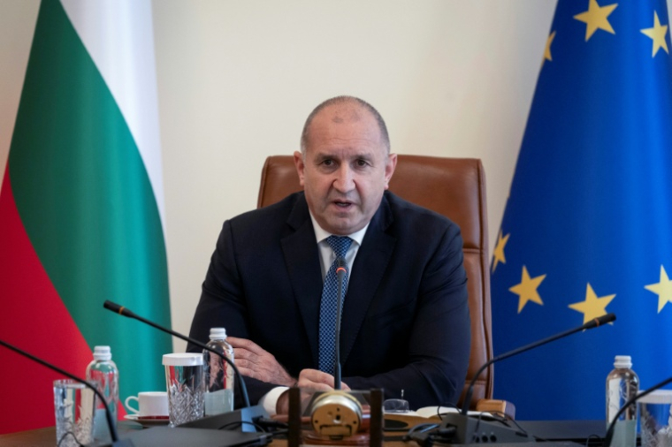 Le Premier ministre bulgare Roumen Radev lors d'une réunion d'urgence après que deux navires commerciaux ont été frappés par des drones dans la zone économique exclusive de la Bulgarie en mer Noire, le 6 octobre 2026 à Sofia ( AFP / Nikolay DOYCHINOV )