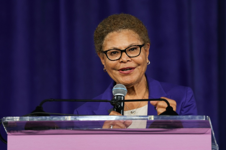 La maire de Los Angeles, Karen Bass, s’exprime lors de l’ouverture d’une nouvelle ligne de métro à Los Angeles le 8 mai 2026 ( AFP / Patrick T. Fallon )