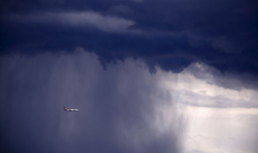 Un avion vole sous une pluie battante alors qu'une tempête se dirigait vers Sydney