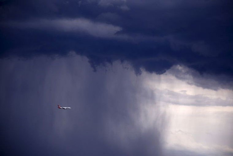 Un avion vole sous une pluie battante alors qu'une tempête se dirigait vers Sydney
