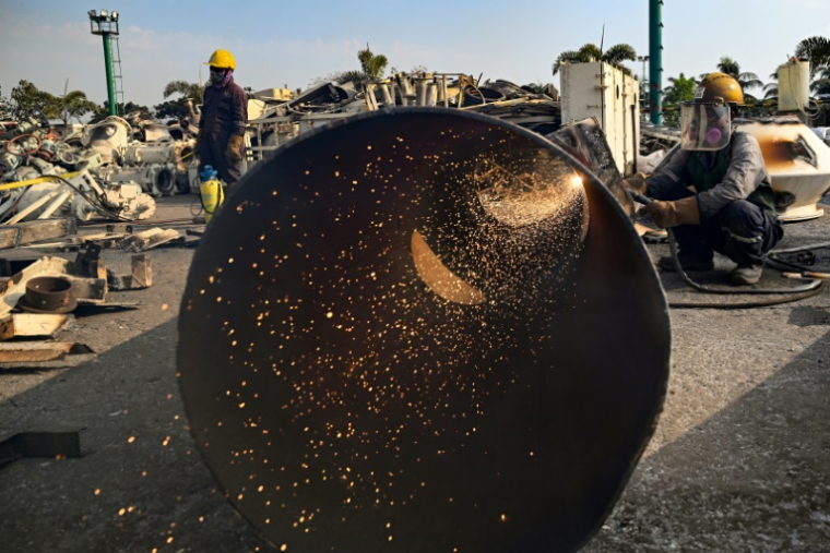 Des employés sur le chantier PHP de démantèlement de bateaux, dans la ville portuaire de Chittagong, le 18 février 2025 dans le sud du Bangladesh ( AFP / Munir UZ ZAMAN )