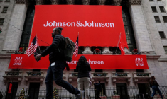 Une bannière Johnson & Johnson est affichée sur la façade de la Bourse de New York (NYSE)
