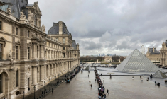 Des visiteurs font la queue, près de la pyramide conçue par l'architecte sino-américain Ieoh Ming Pei, pour entrer au musée du Louvre, le 19 novembre 2025 à Paris ( AFP / Sébastien DUPUY )