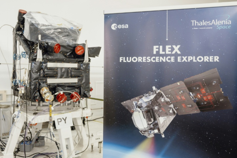 Le satellite Flex dans les locaux de Thales Alenia Space à Cannes, le 16 avril 2026 dans le sud-est de la France ( AFP / Frederic DIDES )