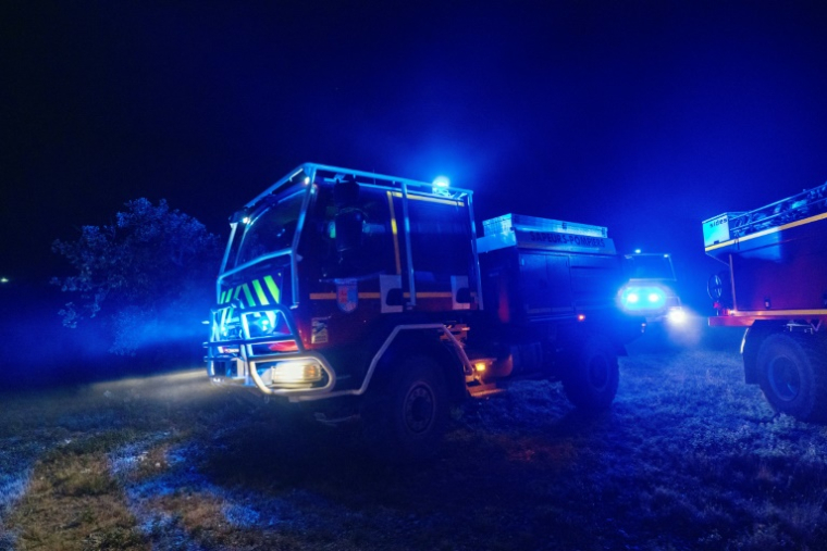 Des pompiers arrivent à Sigean, dans l'Aude, pour combattre un violent incendie, le 26 juillet 2025 ( AFP / IDRISS BIGOU-GILLES )