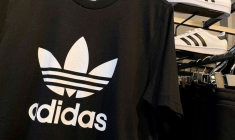 Des produits Adidas dans un magasin à Garden City, New York