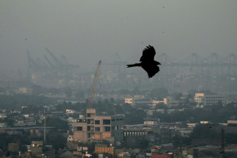 La ville de Karachi dans un épais brouillard de pollution, le 10 janvier 2026 au Pakistan ( AFP / Asif HASSAN )