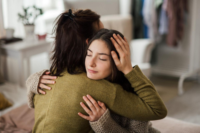 Le don temporaire d’usufruit peut servir à aider un parent ou un proche traversant une période financièrement compliquée. ( crédit photo : Shutterstock )