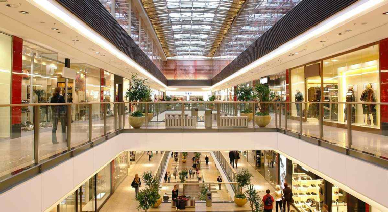 La crise sanitaire et la hausse du chômage pourraient inciter les consommateurs à déserter les centres commerciaux. (© Fotolia)