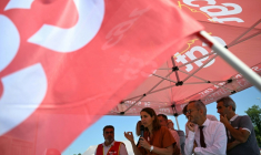 La secrétaire générale de la CGT, Sophie Binet (c), devant les salariés de l'usine Fibre Excellence, à Saint-Gaudens, le 18 juin 2026 ( AFP / Lionel BONAVENTURE )