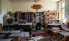 Une salle de classe endommagée par un obus, dans le village de Barikot, en Afghanistan, le 13 avril 2026 ( AFP / Wakil KOHSAR )