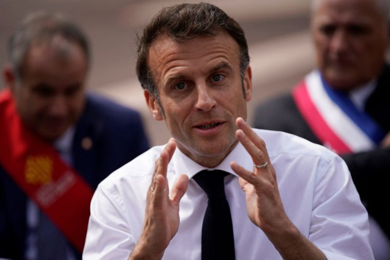 Emmanuel Macron lors de sa visite dans un collège à Ganges