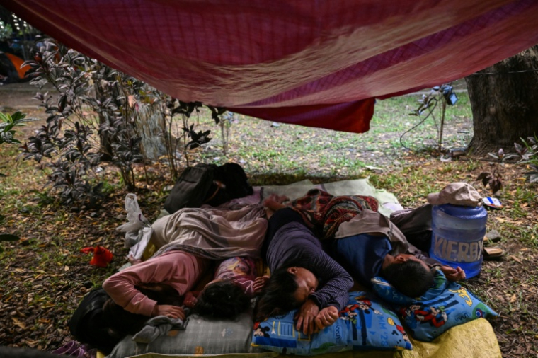Des habitants dorment à l'extérieur après deux séismes, le 11 octobre 2025 à Mati aux Philippines ( AFP / Jam STA ROSA )