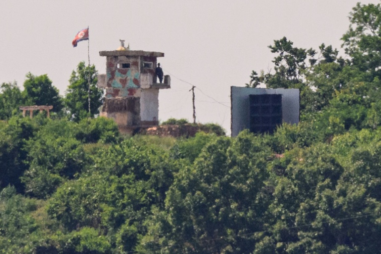 Un poste de garde nord-coréen dans la Zone démilitarisée (DMZ), le 12 juin 2025 ( AFP / ANTHONY WALLACE )