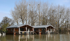 Les inondations dans un camping à Chaniers en Charente-Maritime le 20 février 2026 ( AFP / ROMAIN PERROCHEAU )