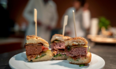 L'UE va-t-elle sauver la peau du "burger végétarien" et des "saucisses végétales" ? Les Etats membres et les eurodéputés doivent négocier mercredi sur l'avenir de ces dénominations contestées par les éleveurs ( AFP / Fabrice COFFRINI )