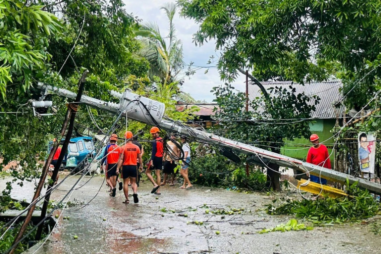 Photo prise le 26 septembre 2025 et publiée le 27 septembre par les Garde-côtes philippins montrant  un poteau électrique tombé lors du passage de la violente tempête tropicale Bualoi, à Romblon, aux Philippines ( Garde-côtes philippins / Handout )