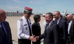 Le ministre de l'Intérieur Laurent Nuñez accueille son homologue algérien au Bourget