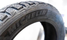 Un pneu produit par la société française Michelin est exposé chez un concessionnaire à Moscou
