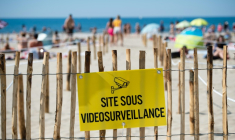 Une plage placée sous vidéosurveillance, à La Grande Motte (Hérault), le 21 mai 2020 ( AFP / CLEMENT MAHOUDEAU )