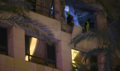 Des secouristes dans l'hôtel Ramada touché par une frappe israélienne, le 8 mars 2026 à Beyrouth  ( AFP / Ibrahim AMRO )